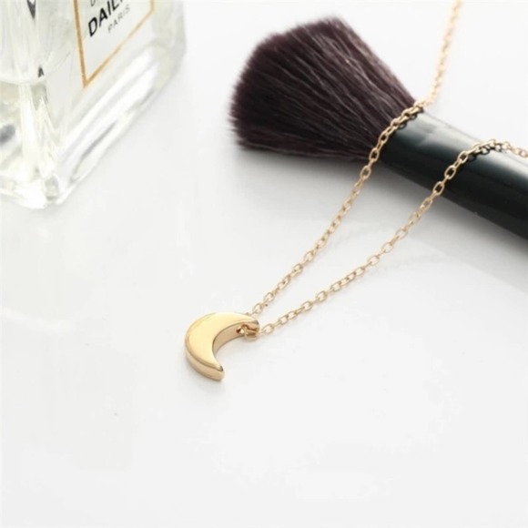 5/$25 Gold Crescent Moon Pendant Necklace NWT - Picture 1 of 6